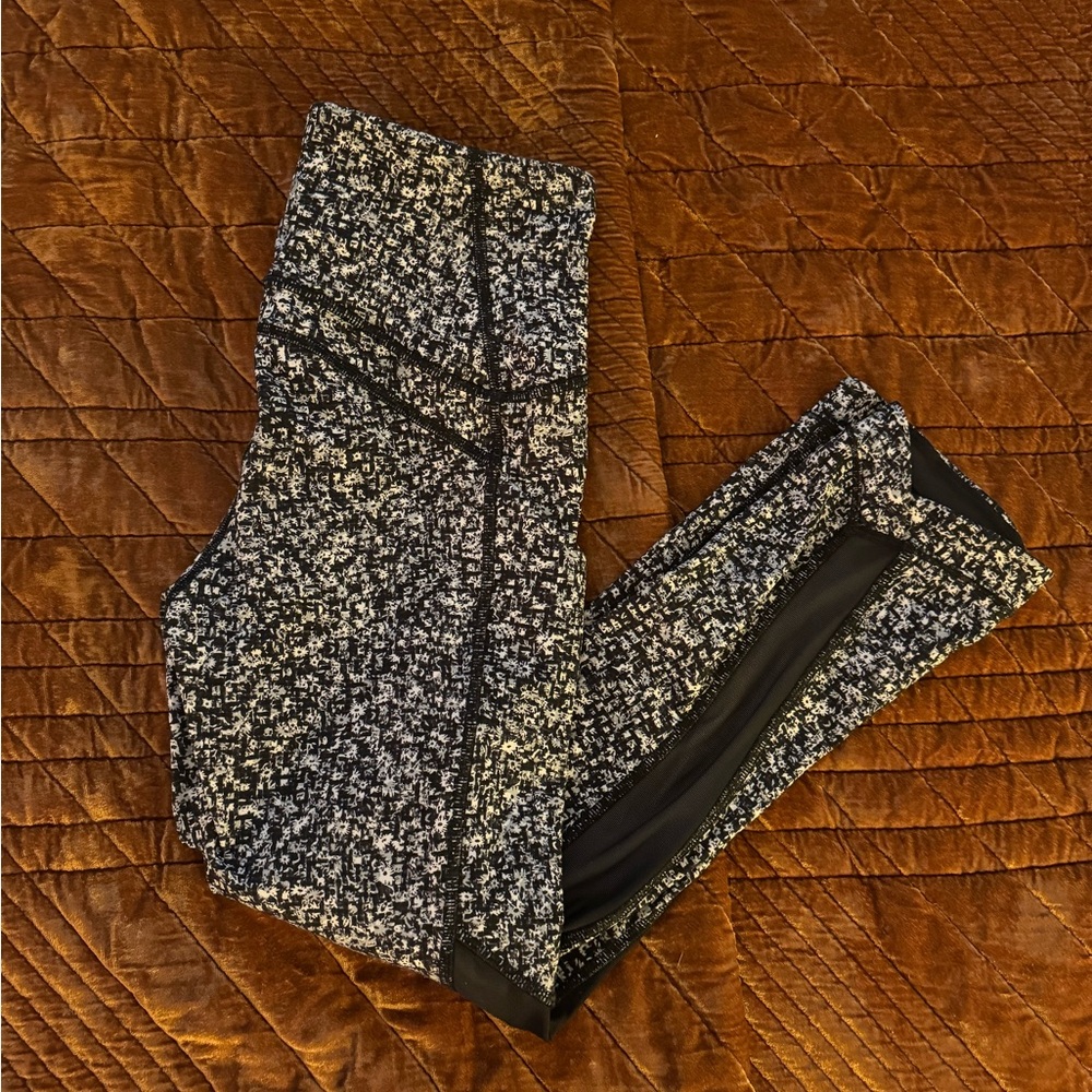 Lululemon leggings in Daisy Dust Alpine